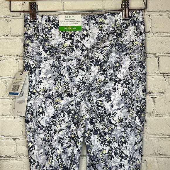 Gaiam Women’s Om Highrise Yoga Capri size xs New with tags Cell Pocket - Picture 6 of 7